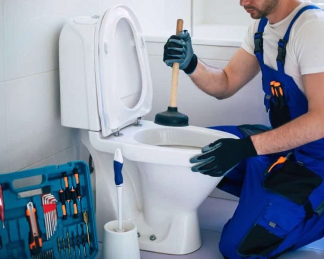 déboucher les toilettes