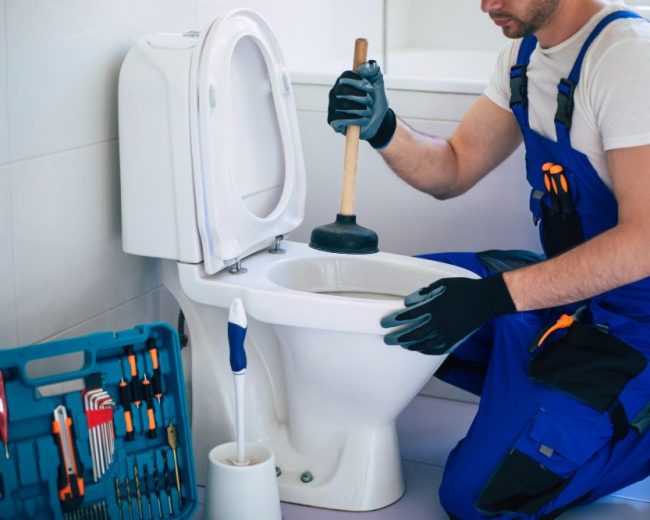 déboucher les toilettes